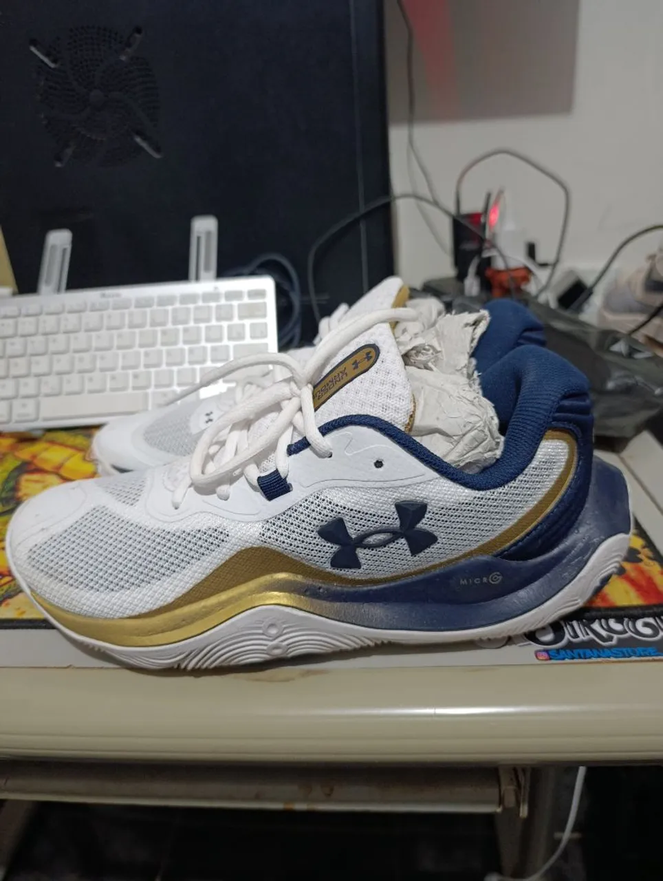 Tênis Under Armour Branco e Dourado