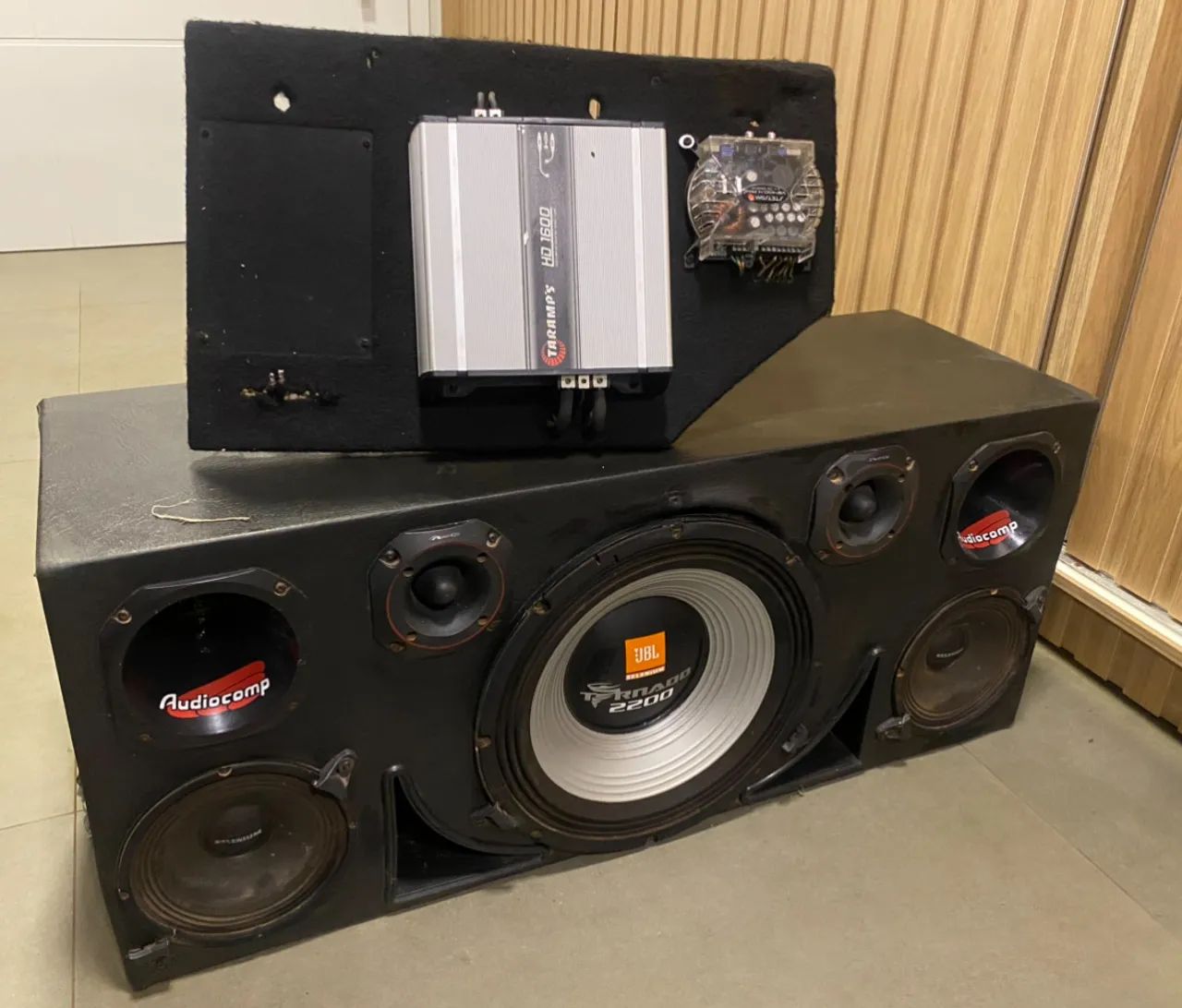 Caixa de Som Automotiva JBL Tornado e Módulo Taramps
