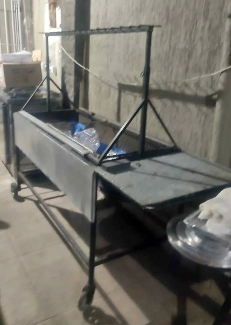 Churrasqueira para frango assada na brasa ou churrasco