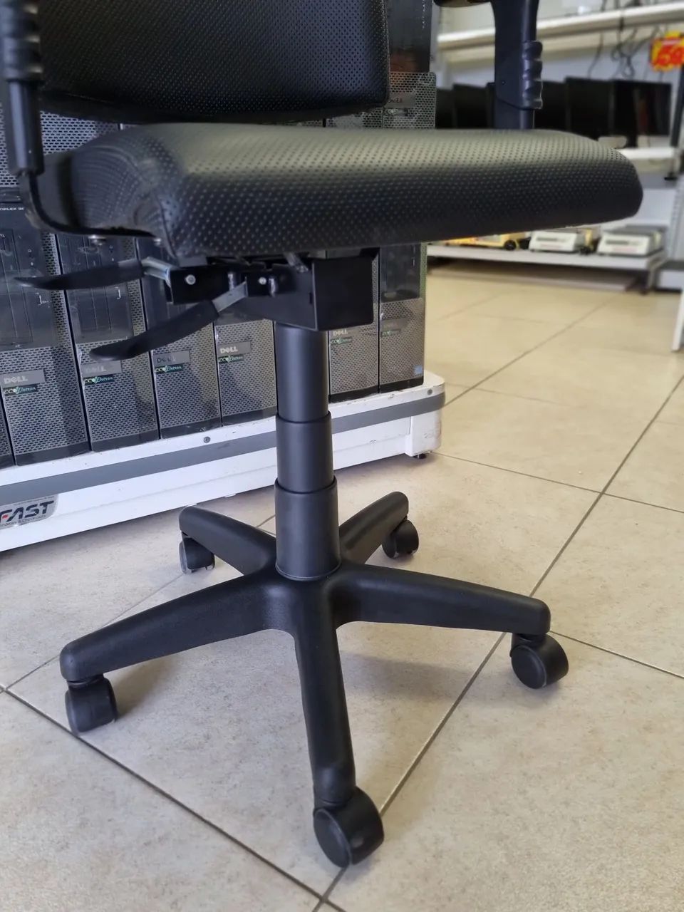 Cadeira de Escritório Giratória Confortável Rodinhas e Apoio de Braço - Foto 4