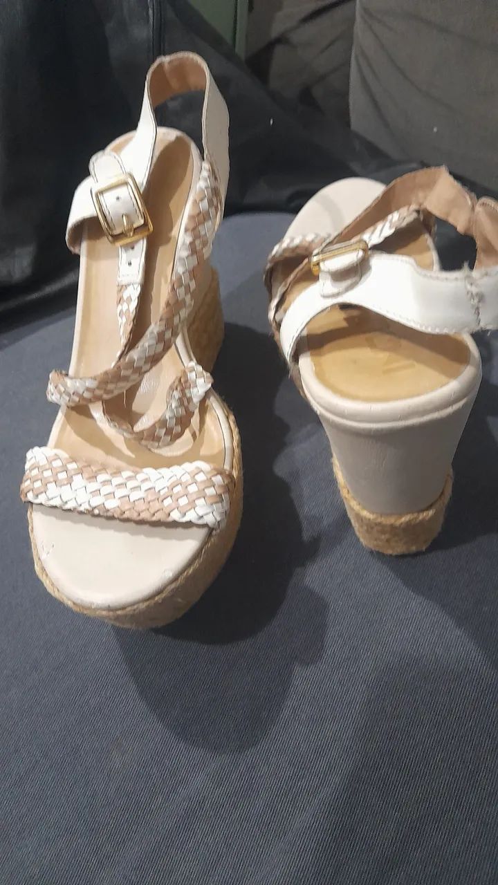 Sandália plataforma bege usada - Foto 3