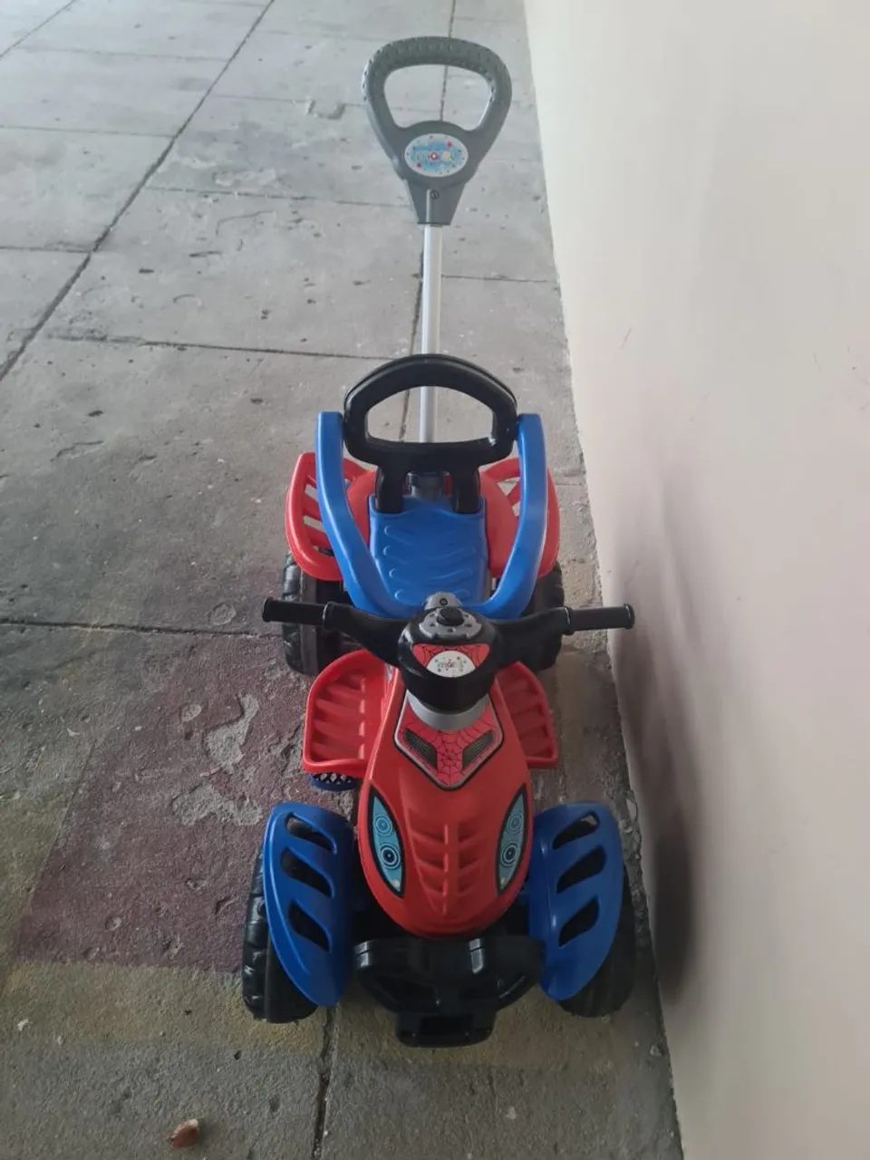 Moto infantil (quadriciclo) com empurrador