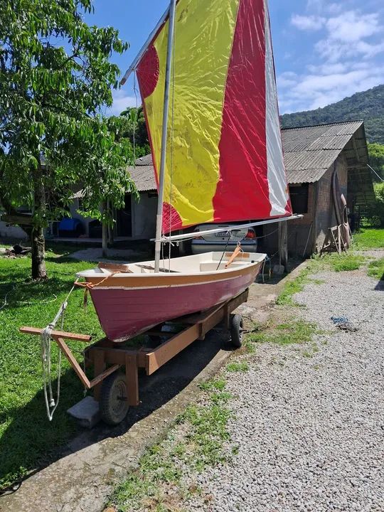 Veleiro de pequeno porte para iniciantes