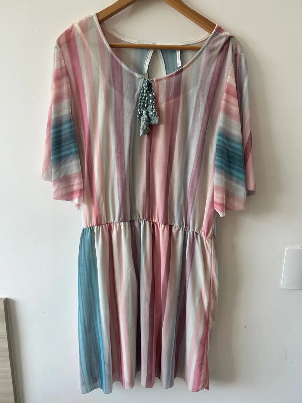 Vestido listrado colorido com detalhe