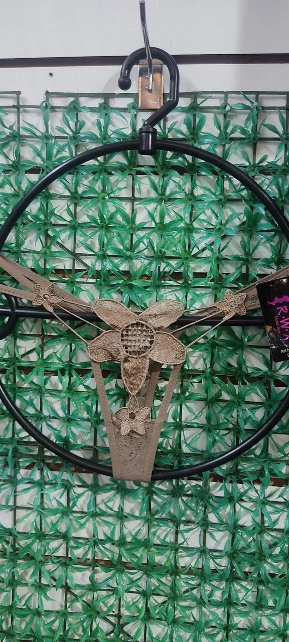 Calcinha de renda com detalhes florais