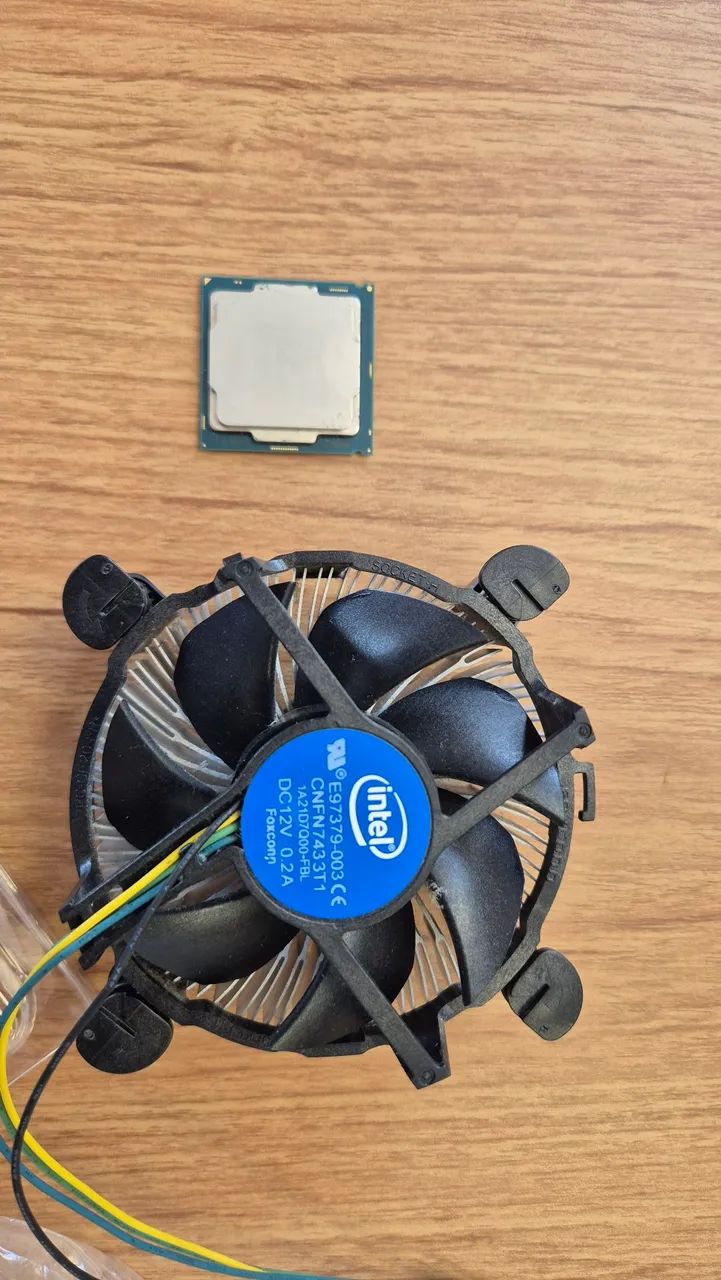 PROCESSOR I3-8100 WITH GPU Intel UHD Graphics 630 AND COOLER - LITTLE USED64307866592387122