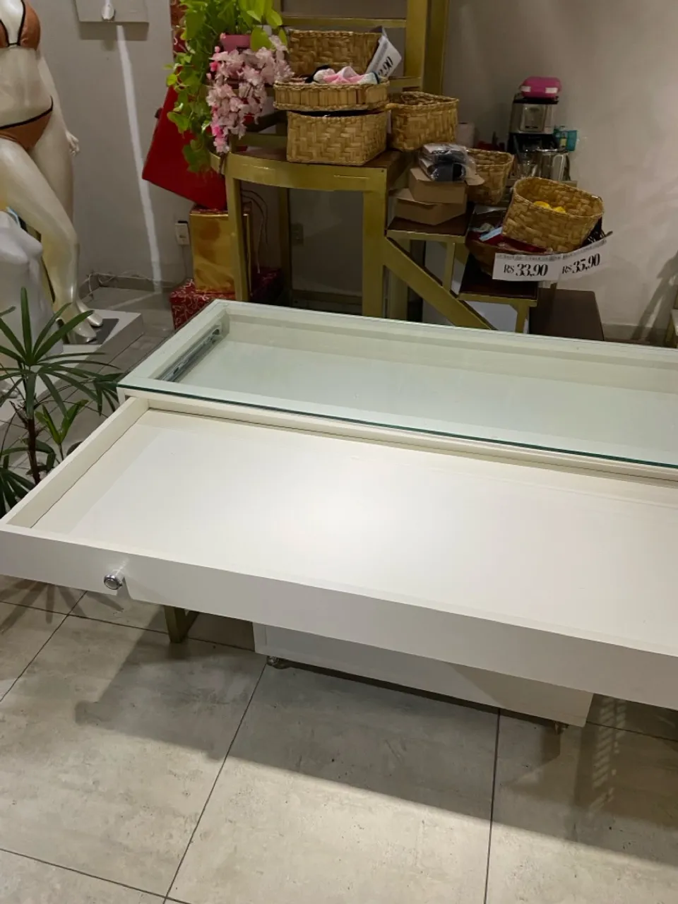 Balcão Expositor Branco com Gaveta e Vidro