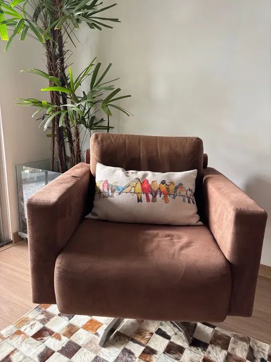 Poltrona Giratória Marrom, tecido suede 
