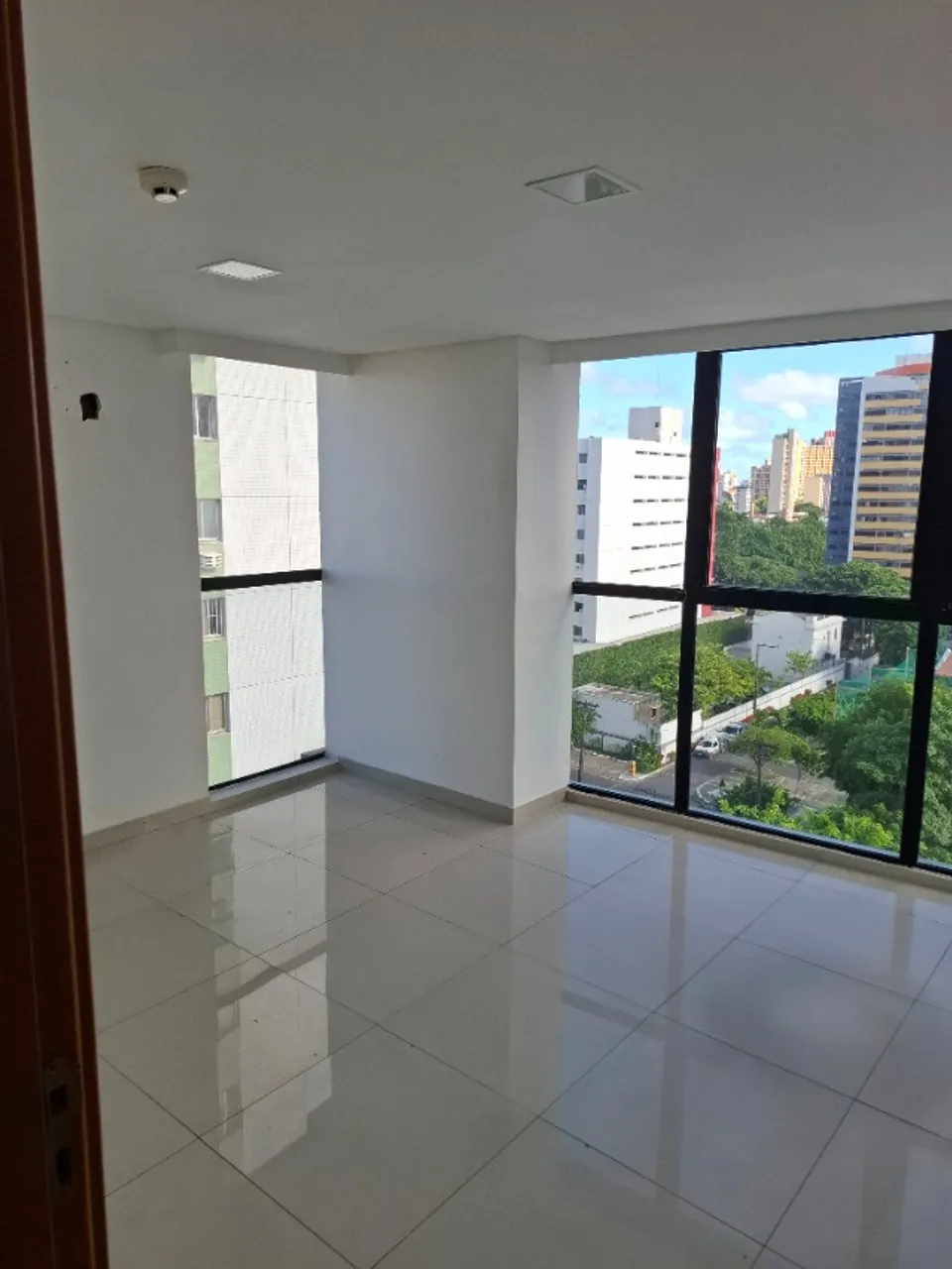 Sala comercial 135m² Parque Amorim, paralela a Agamenon, ao lado do bom preço.