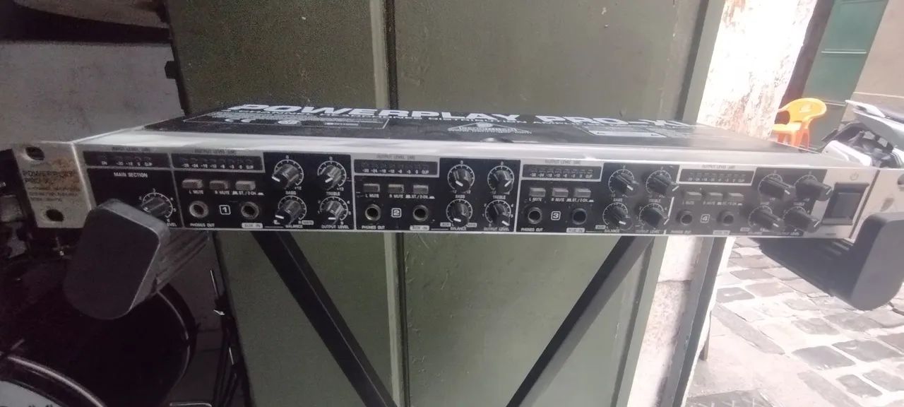 Power Play Behringer HA 4700