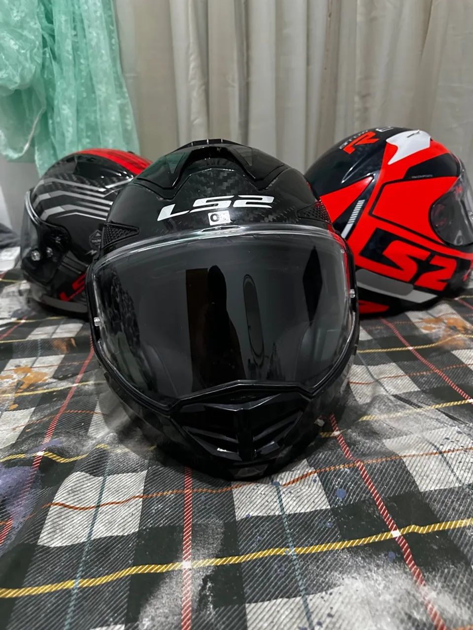 3 capacetes LS2 série Carbon