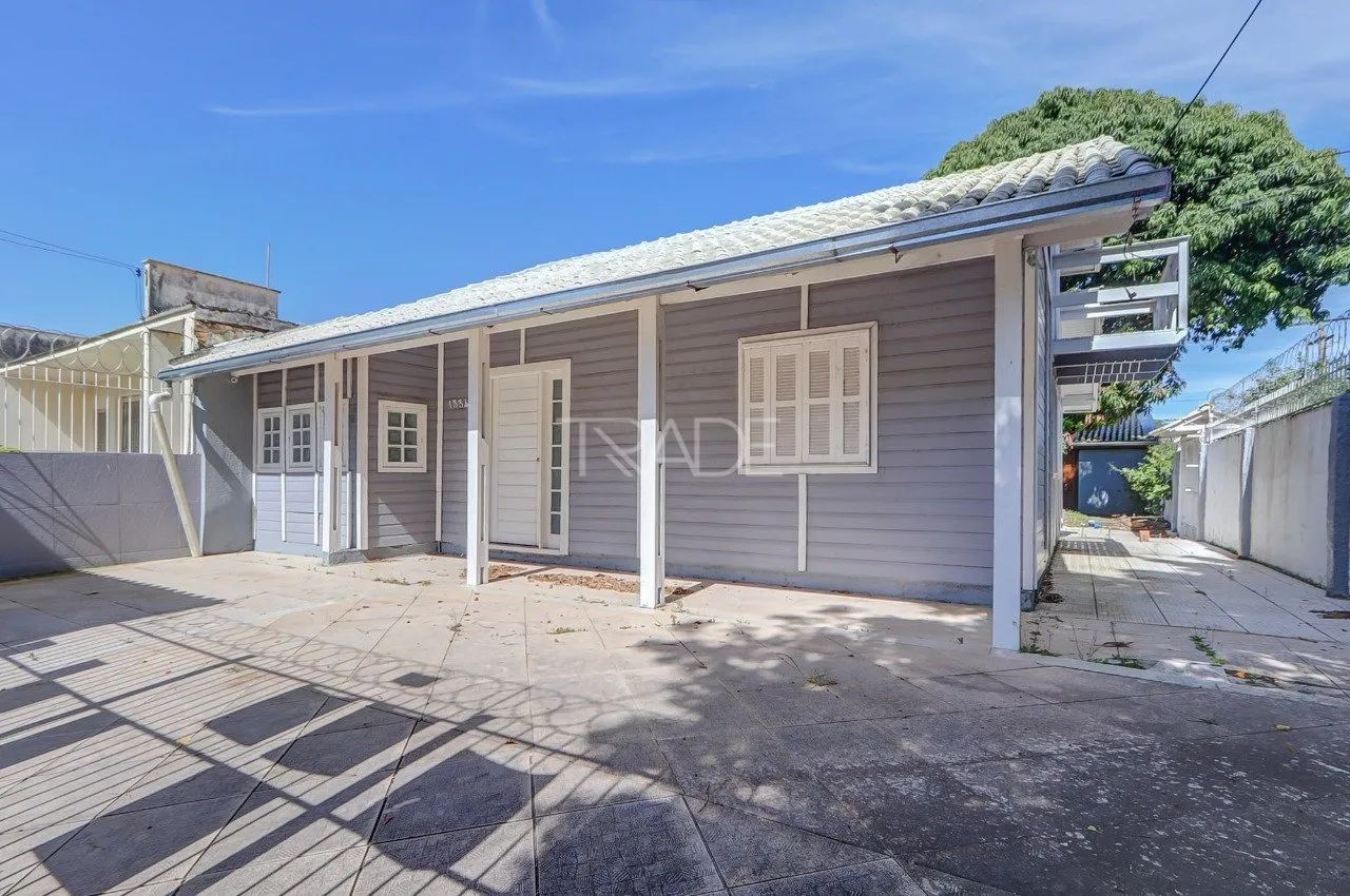 Casa de 3 dormitórios, sendo 1 suíte, pátio com piscina, no bairro Guarujá, Zona Sul de Po
