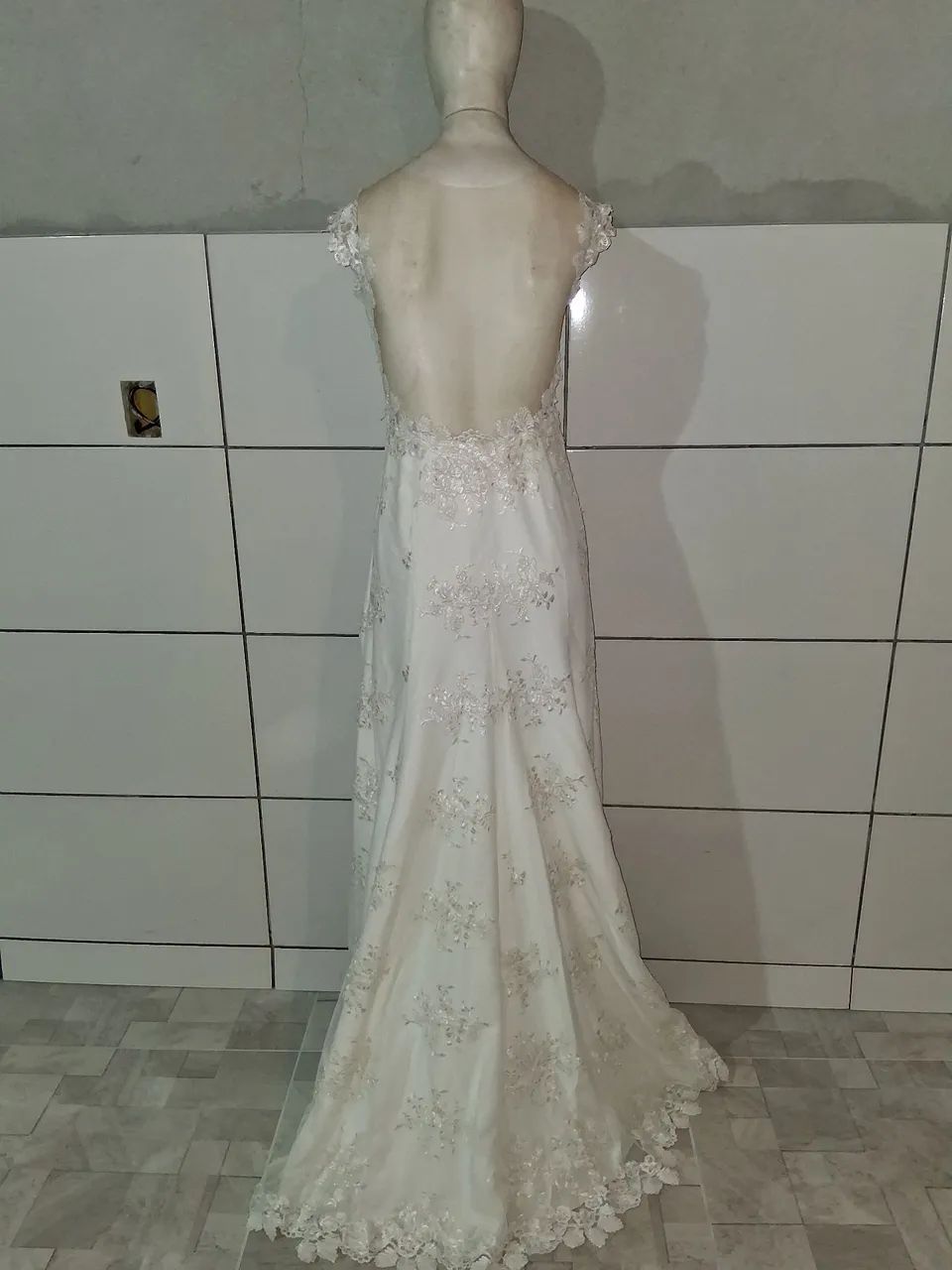Vestido de noiva elegante com detalhes em renda - Foto 4