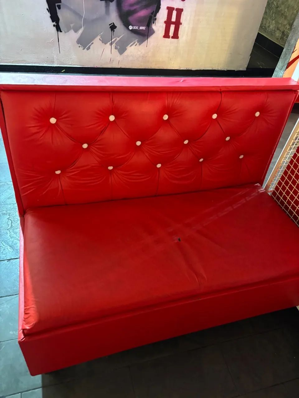 Sofá Vermelho Estiloso para Ambientes Modernos - Foto 2