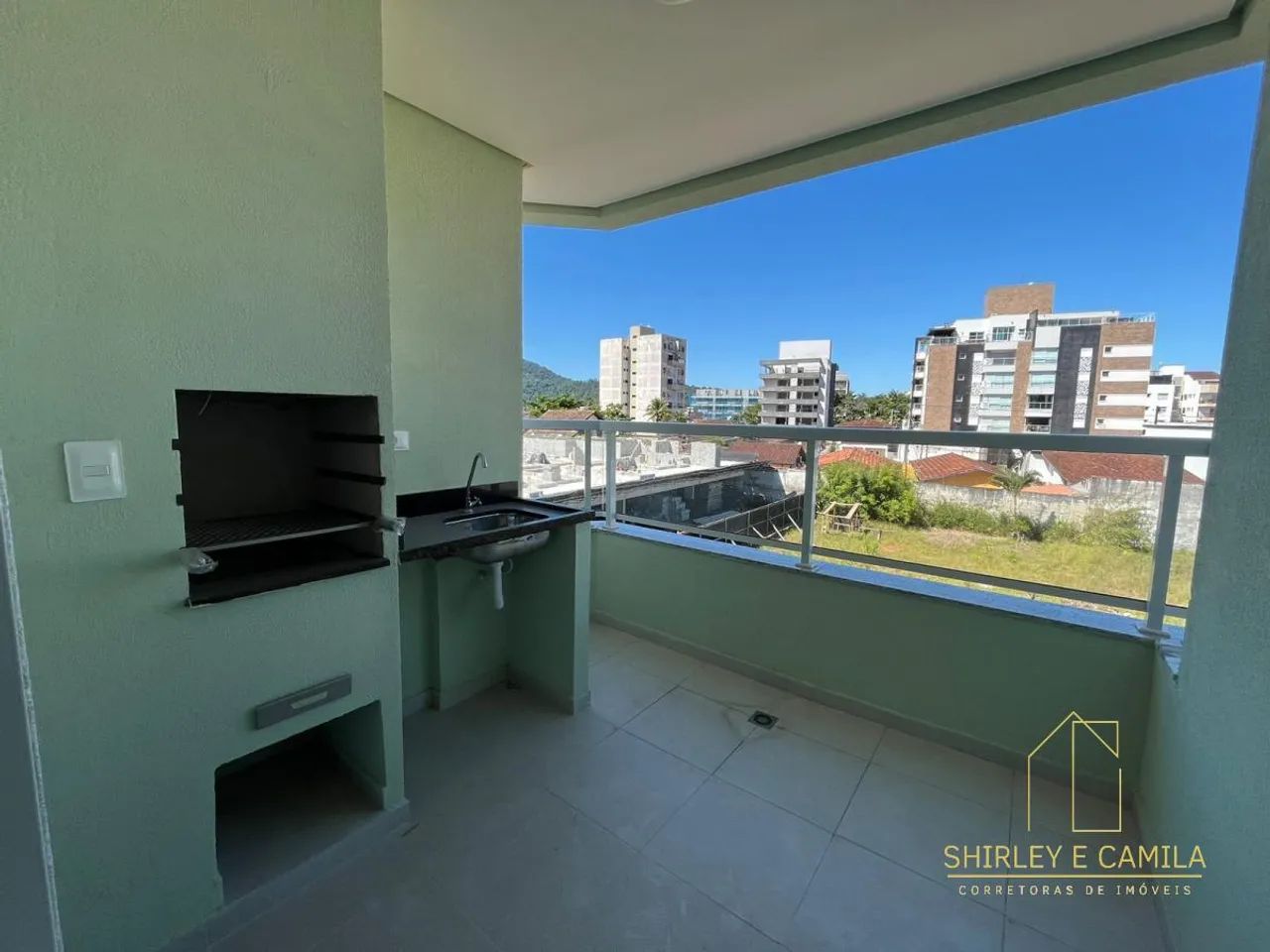 Apartamento à venda com 2 dormitórios no Itaguá, Ubatuba - SP com varanda gourmet