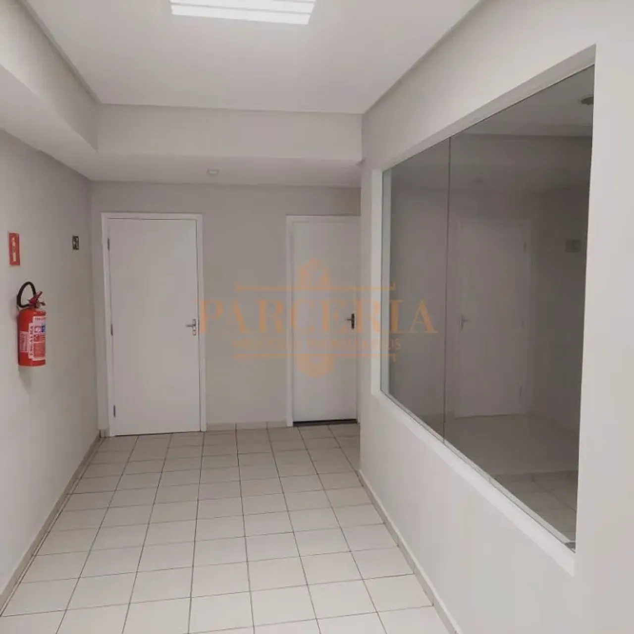 Sala comercial em galeria para locação no centro de Araçatuba!