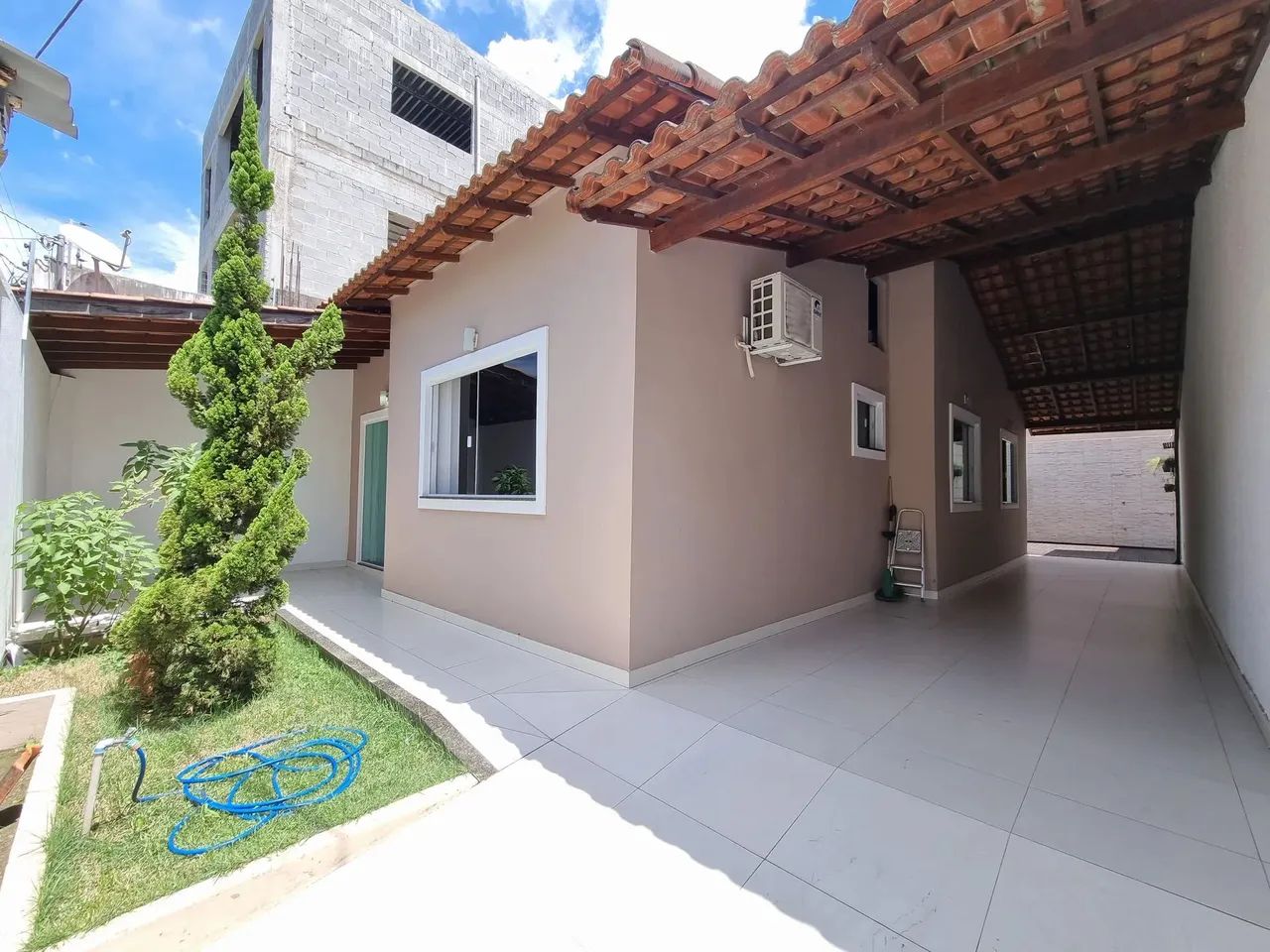 Casa linear, 3 quartos com suíte, espaçosa em Colina de Laranjeiras