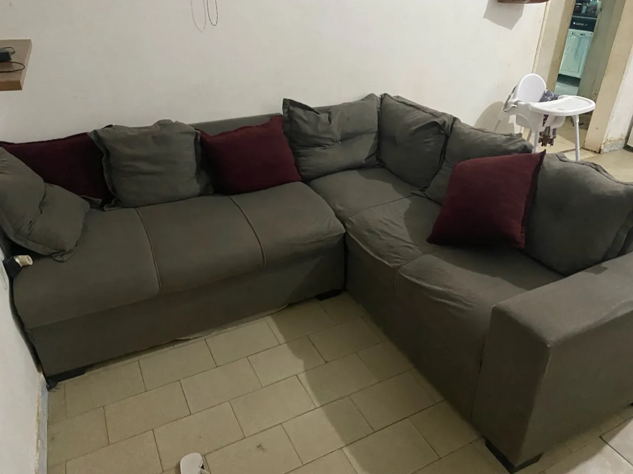 Sofá de canto espaçoso e confortável