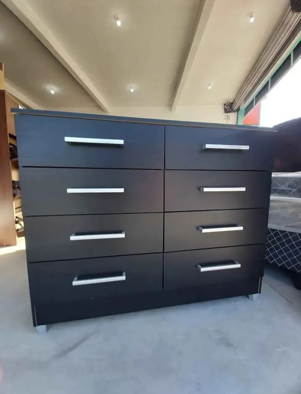 Cômoda Preta com 8 Gavetas e Design Moderno