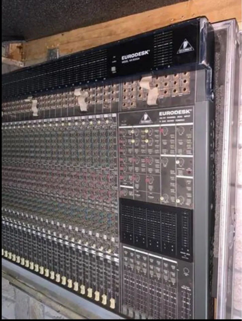 Mesa de Som Behringer Eurodesk MX8000A