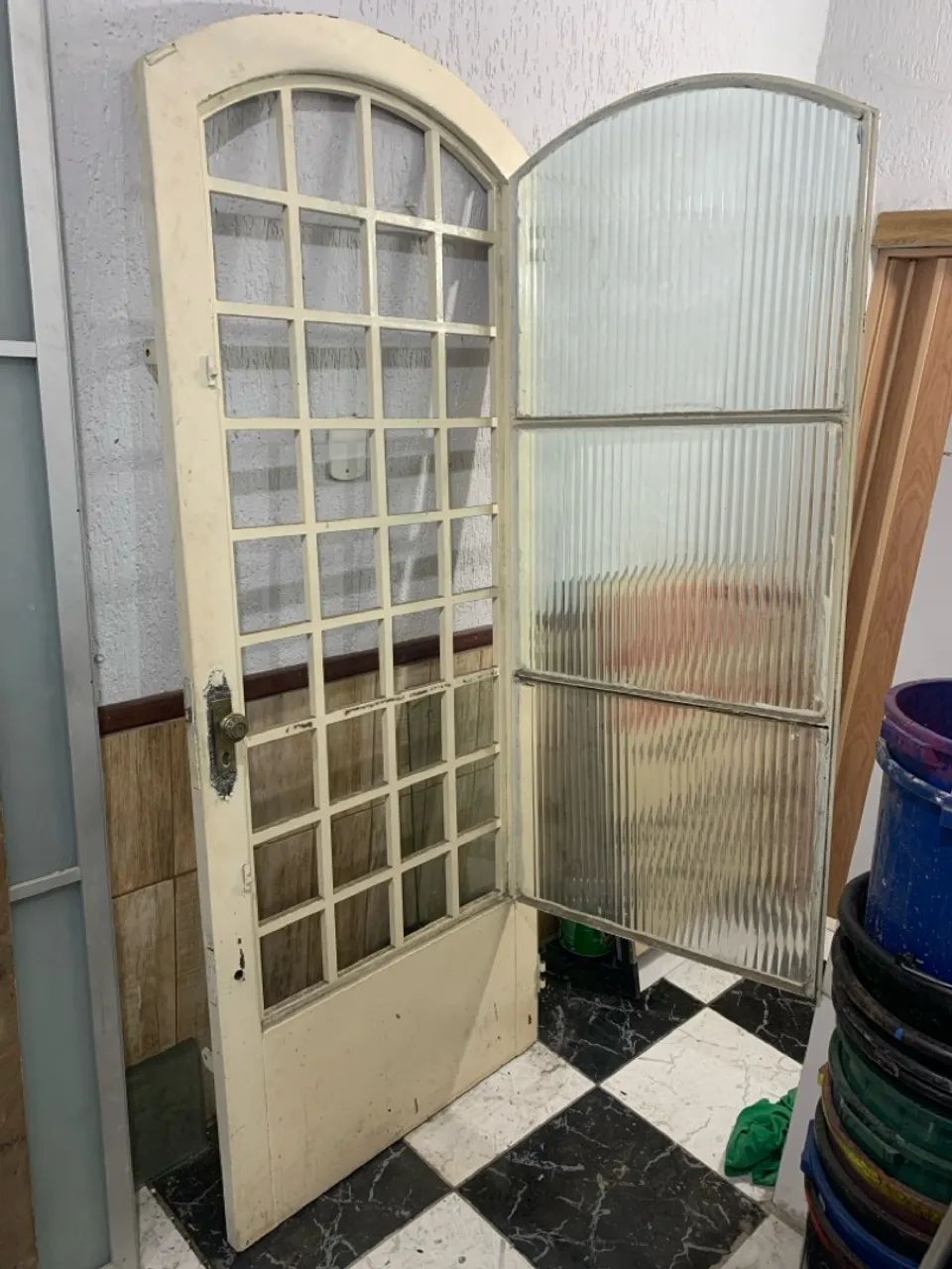 Porta de ferro maciço e vidro arredondada A 213 / L 85 