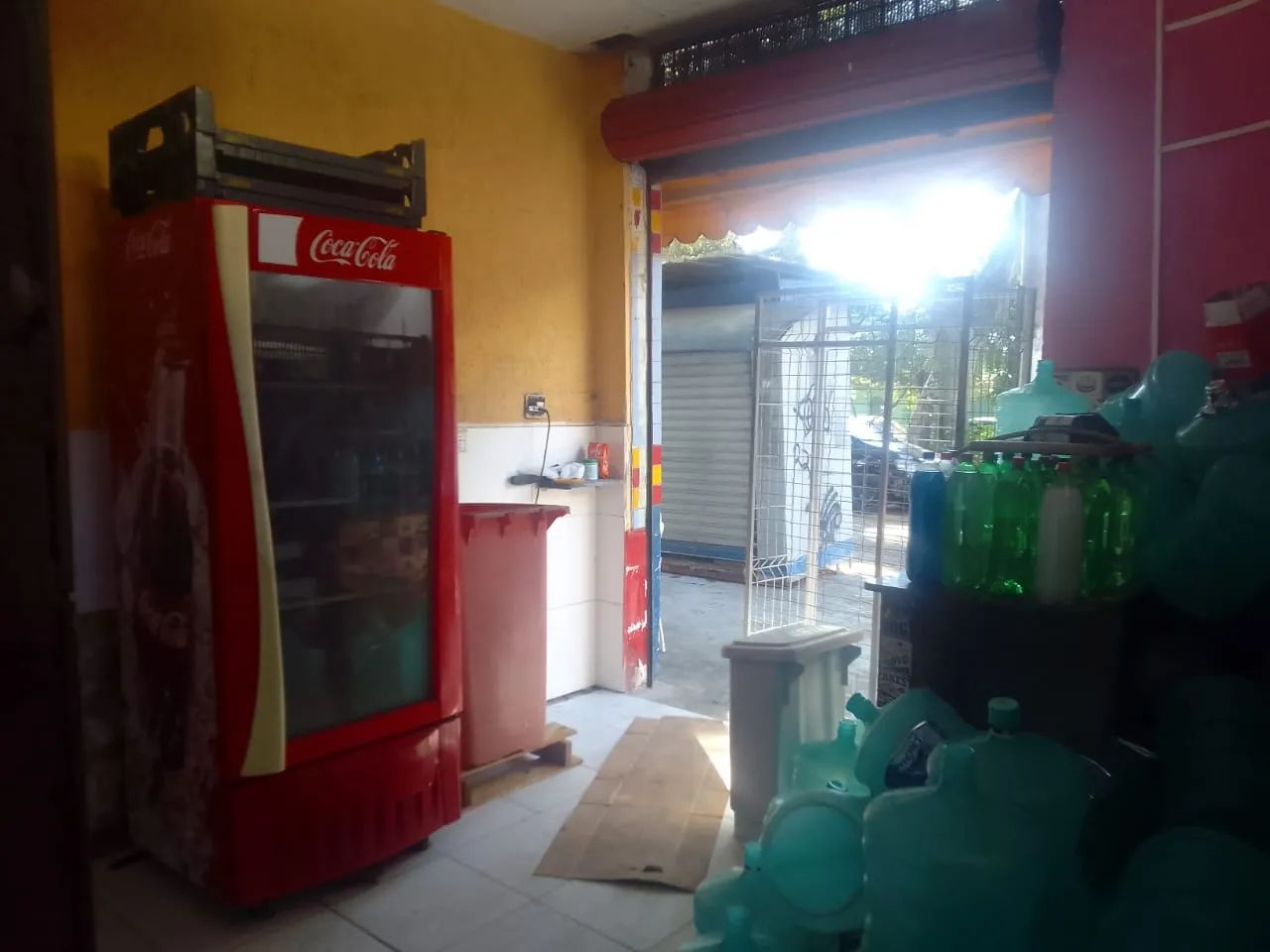 ótima loja com padaria funcionando