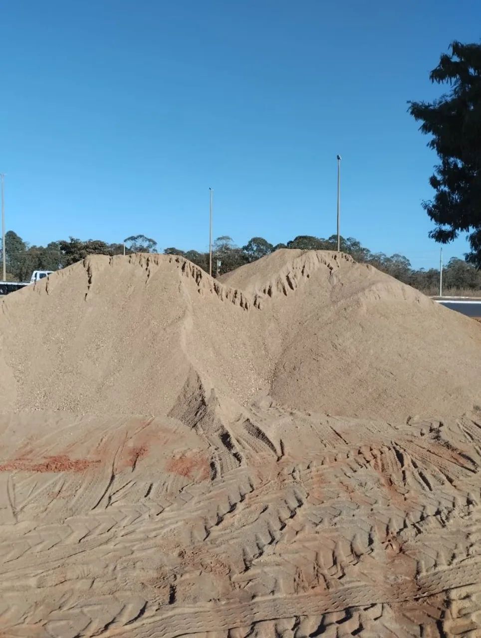 Aluguel de máquina retroescavadeira e areias para construções  - Foto 4