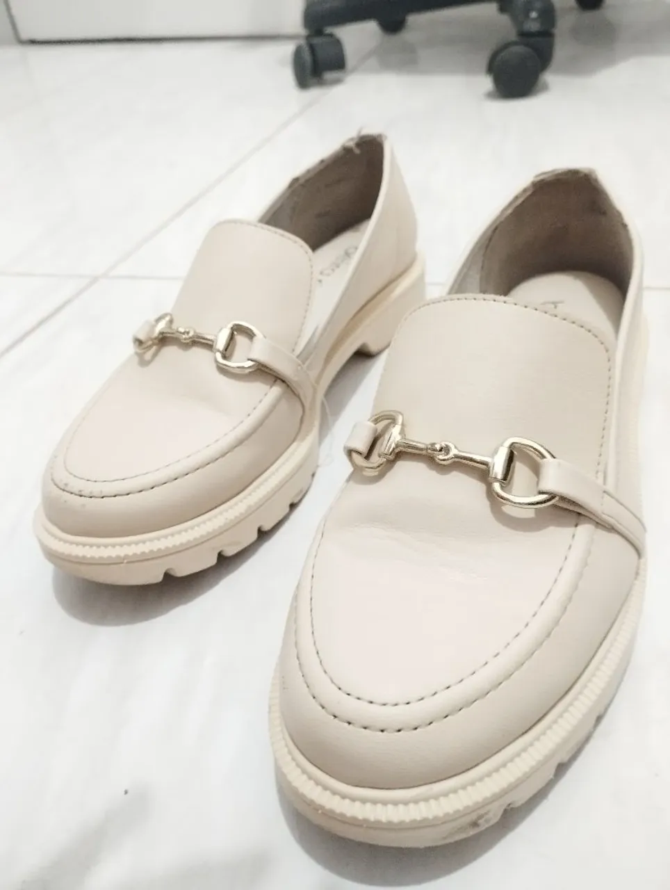Sapatos Loafer Bege com Detalhe Dourado