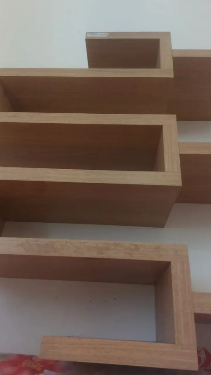 Estante de Parede com Fundo Branco e Prateleiras Amadeiradas - Foto 3
