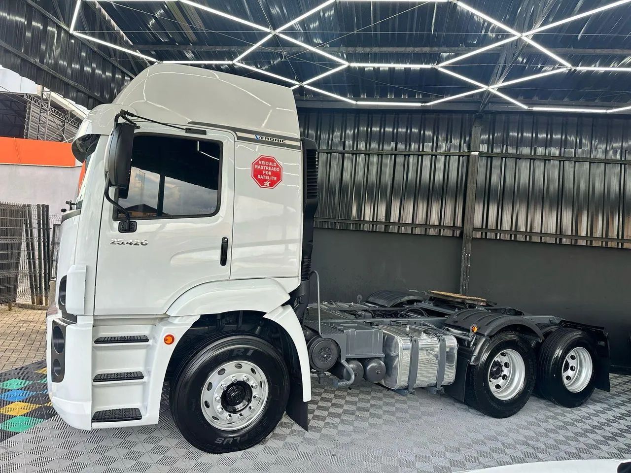 25.420 CONSTELLATION 6X2 2P (DIESEL)(E5)  BRANCA 2014/2014 - Foto 3