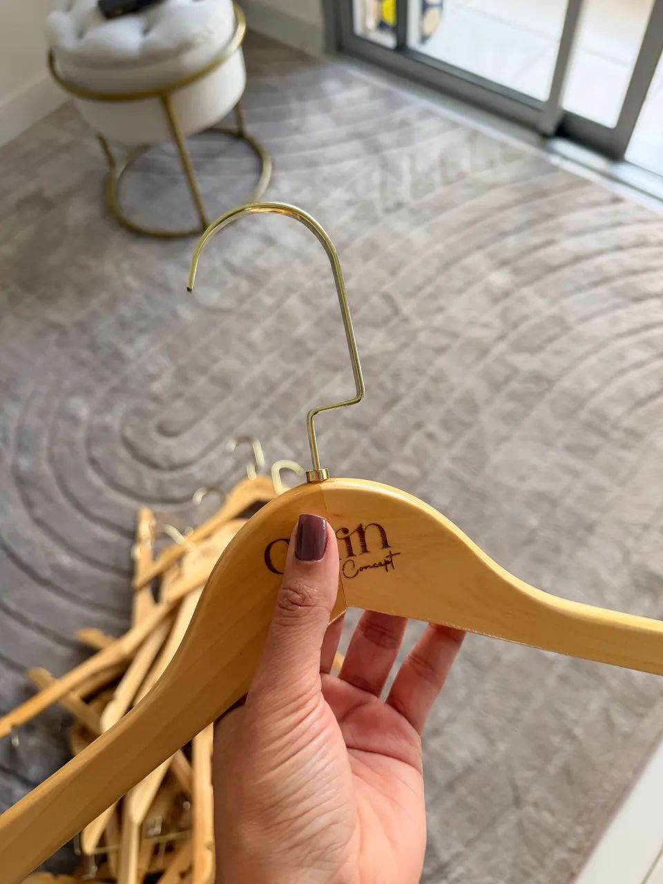 Cabides Madeira Alto Padrão Dourado  - Foto 3