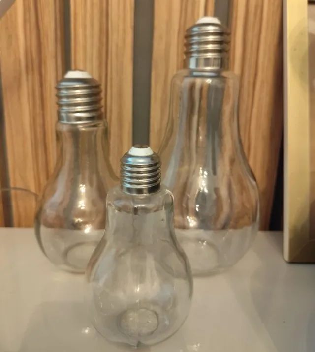 Vasos em formato de lâmpadas 