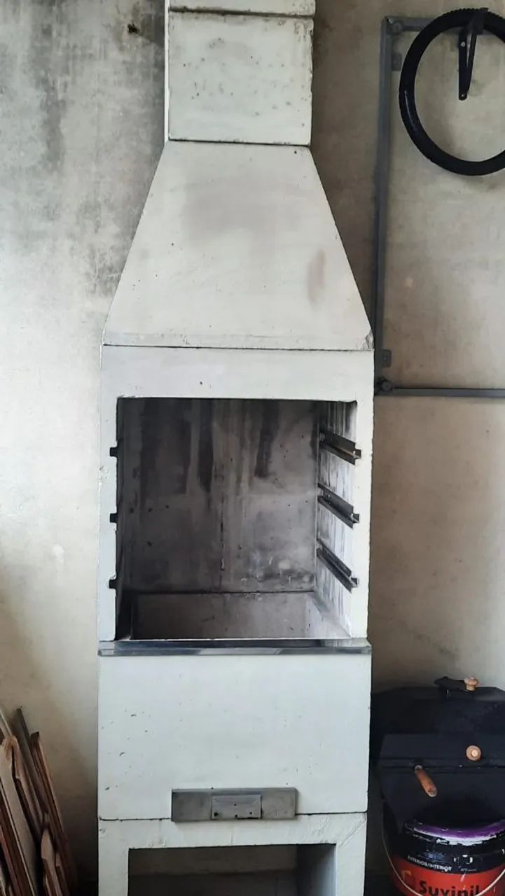 Churrasqueira de concreto com chaminé