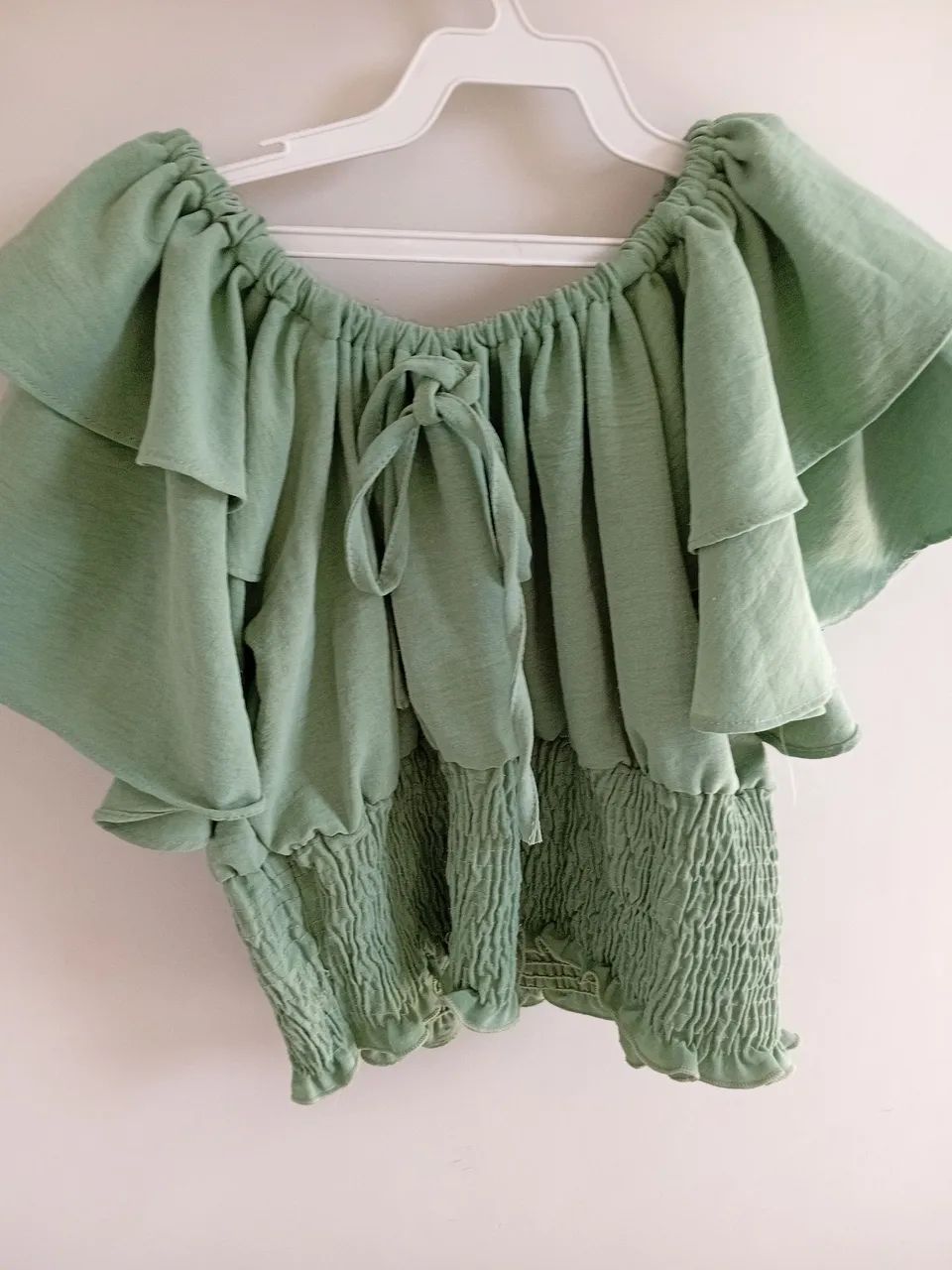 Cropped verde ombro a ombro com mangas bufantes 12