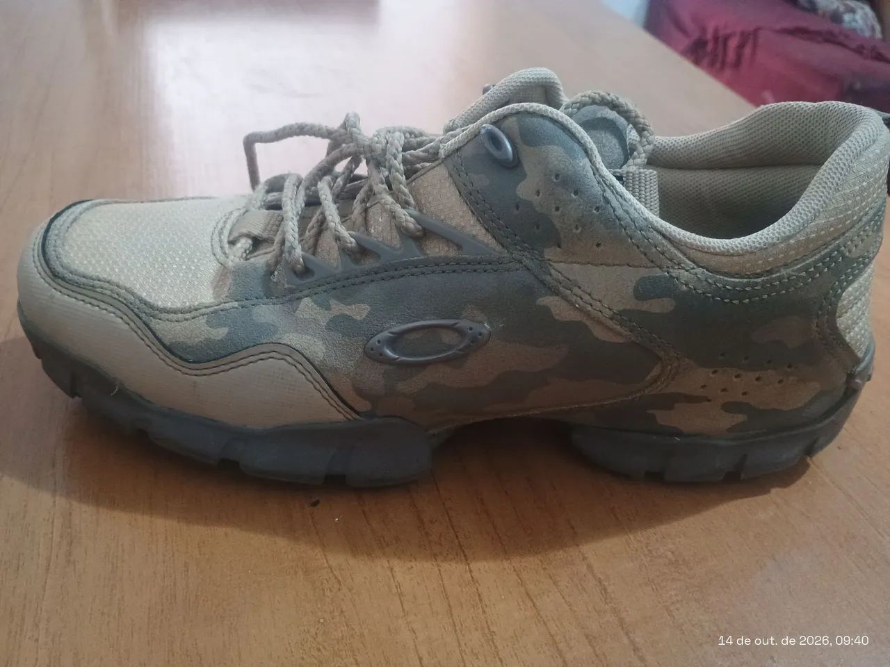Botinha da Oakley camuflada.