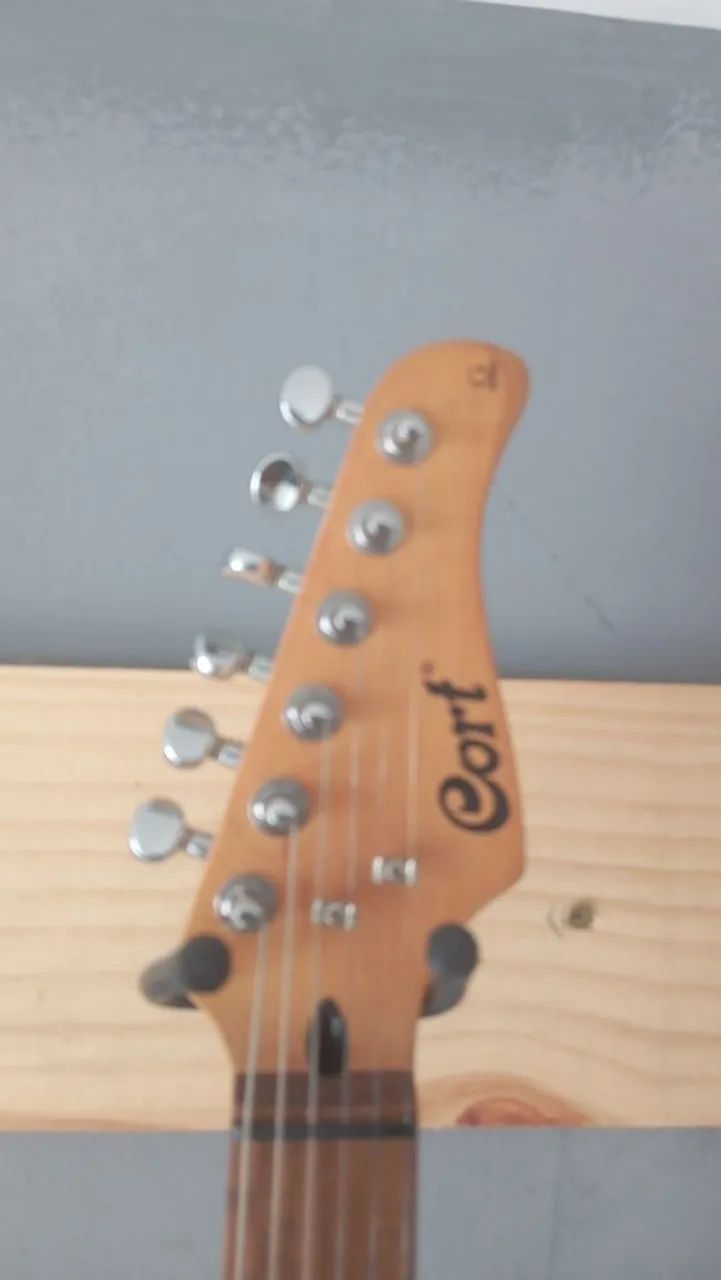Guitarra "CORT" G210
