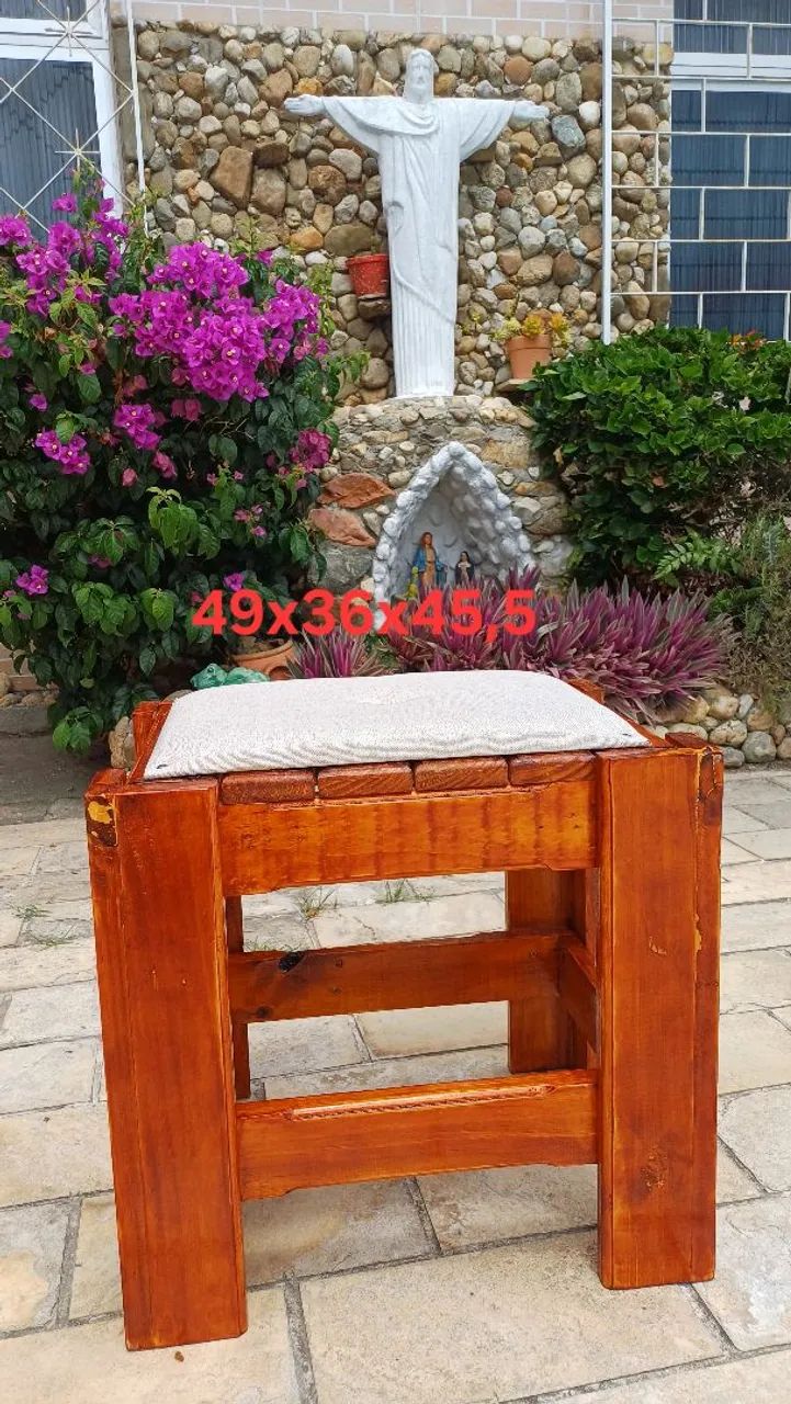 Banquinho de madeira com assento estofado 