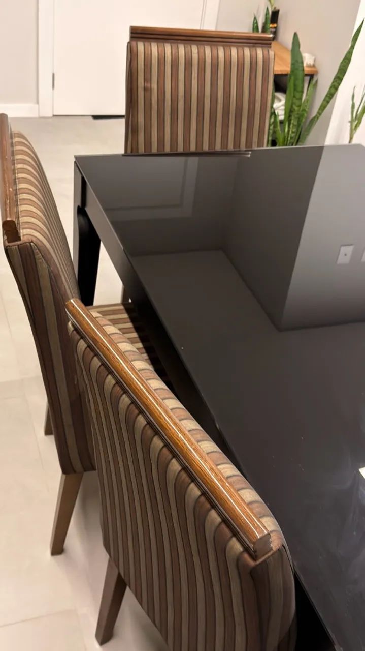 Mesa de vidro preta com 6 cadeiras 