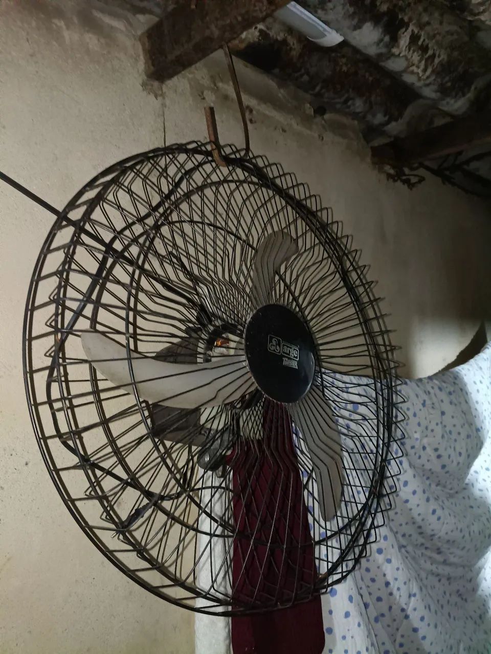 Ventilador de parede funcionando com tomada .