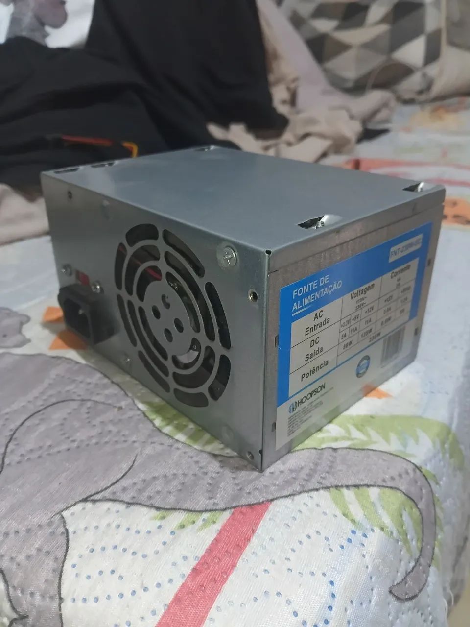 Fonte de alimentação de baixo consumo para computador simples
