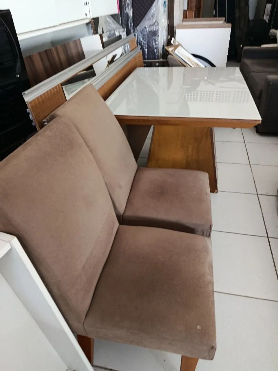 Mesa MDF com vidro laqueado com quatro cadeiras