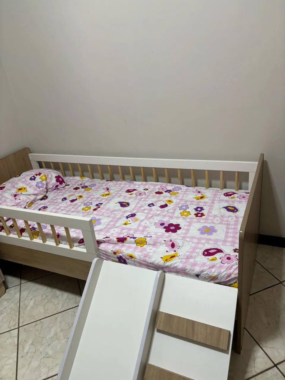 Cama infantil com grade e escorregador  - Foto 2