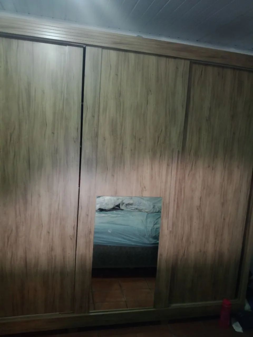 Vende guarda roupa 3 portas grandes de correr e com espelho  - Foto 4