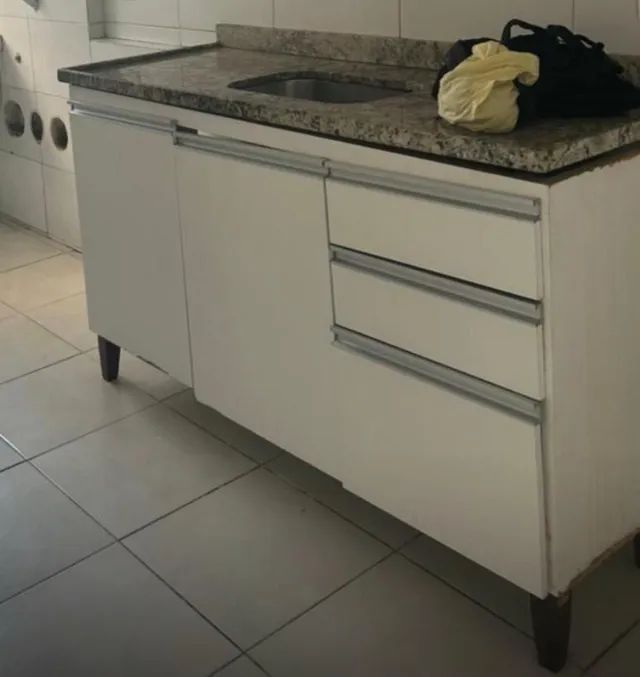Armário debaixo de pia . Largura 1,47; profundidade 0,45, altura com o pé 0,87;