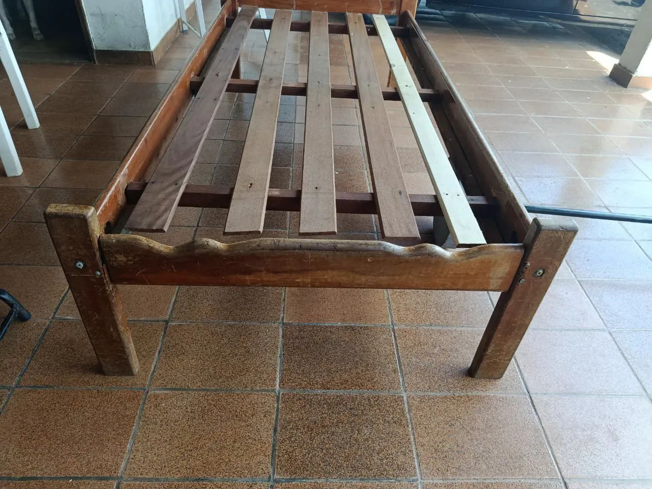 Cama de solteiro de madeira, precisando lixar - Foto 3