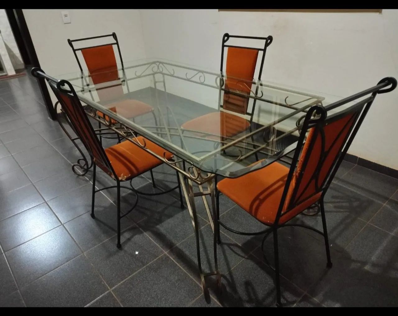 Vendo Kit: mesa + cadeiras + aparador - Foto 3