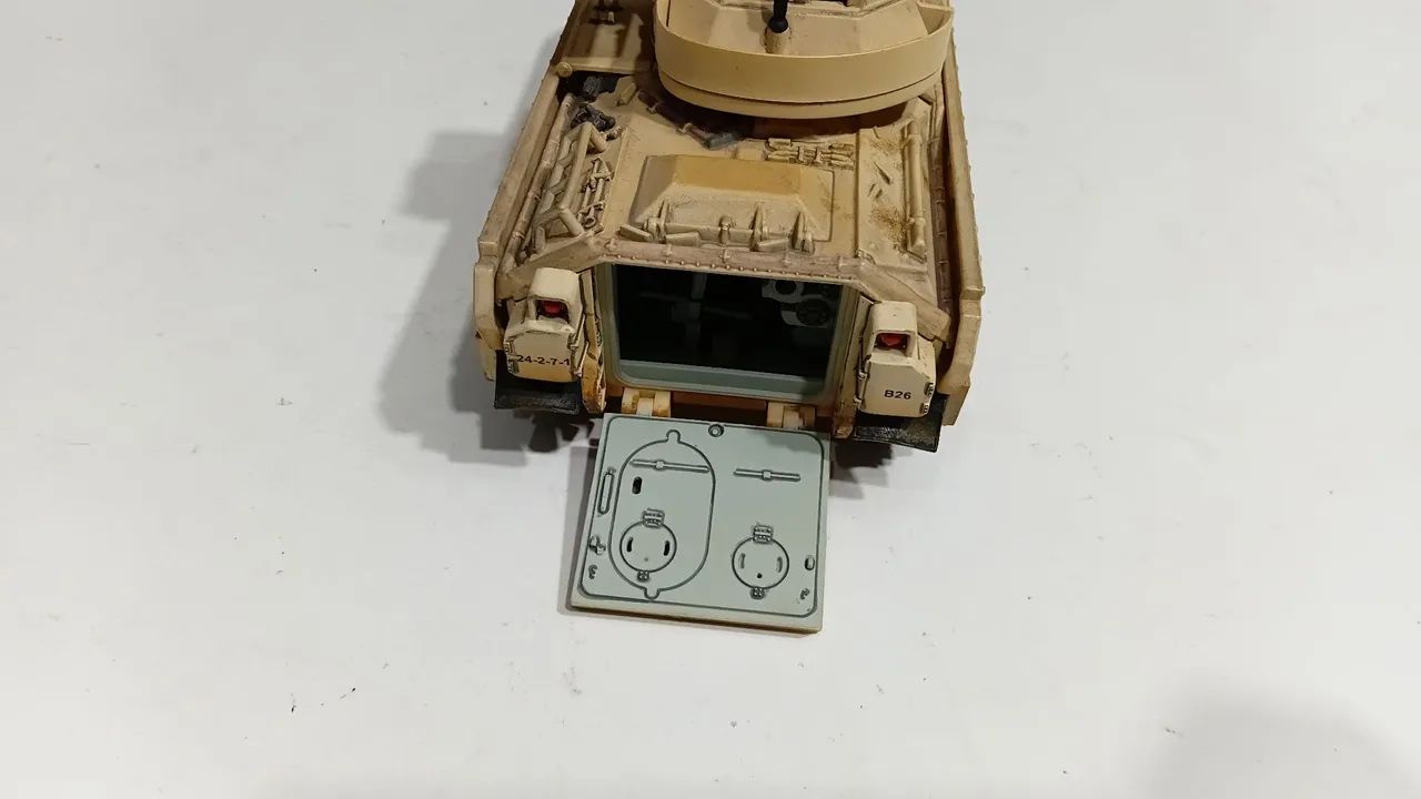 Forces of valor unimax 1:32 Bradley m2 kuwait  - Foto 5