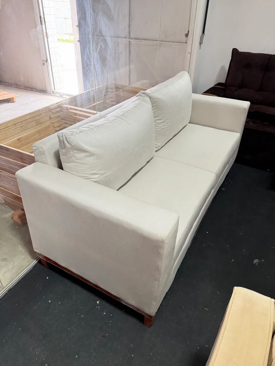 sofá com base em madeira executivo - Foto 4