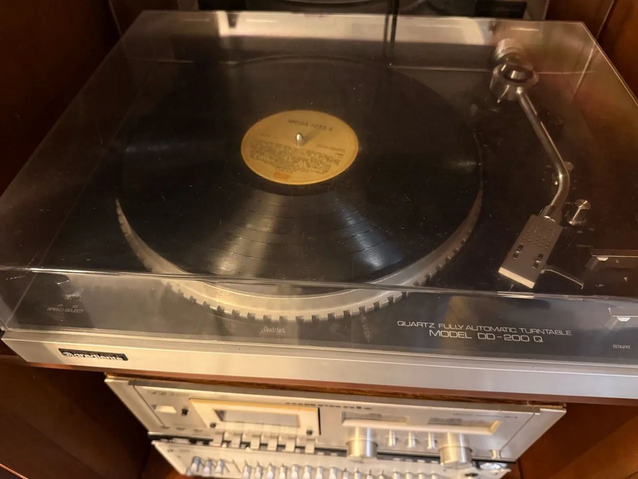 Toca discos DD-200Q