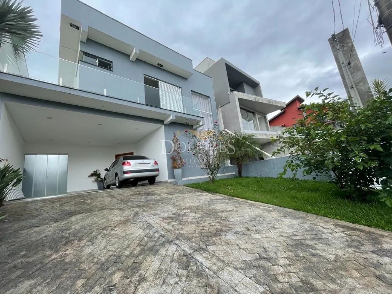 Sobrado com 4 suítes no Aruã